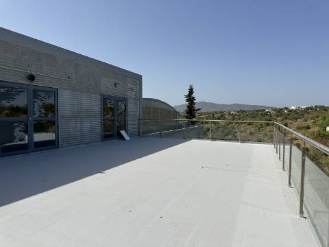 Armazém/Escritórios de grandes dimensões!
Excelente oportunidade para empresa de distribuição/logística ou ninho de
empresas!