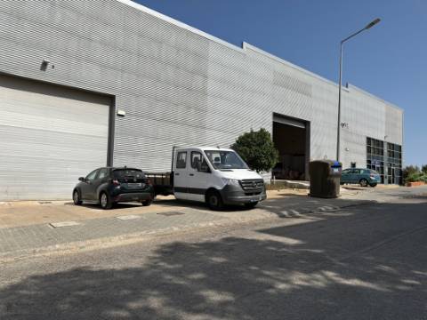 Armazém/Escritórios de grandes dimensões!
Excelente oportunidade para empresa de distribuição/logística ou ninho de
empresas!