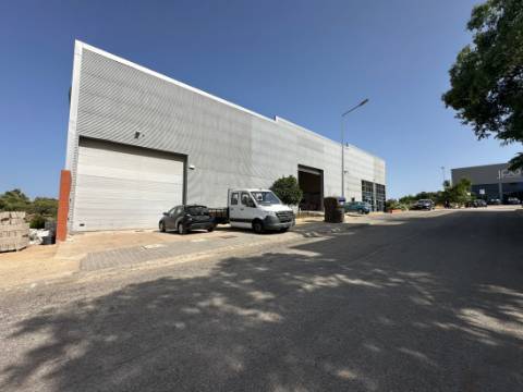 Armazém/Escritórios de grandes dimensões!
Excelente oportunidade para empresa de distribuição/logística ou ninho de
empresas!