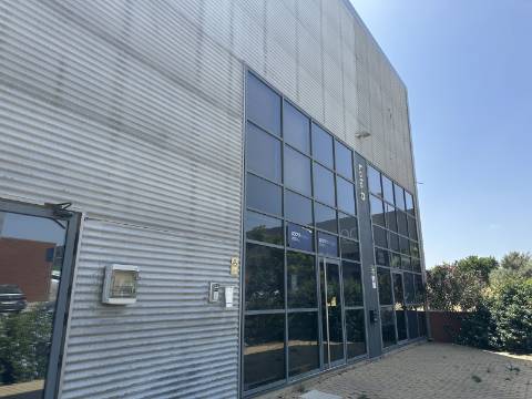 Armazém/Escritórios de grandes dimensões!
Excelente oportunidade para empresa de distribuição/logística ou ninho de
empresas!