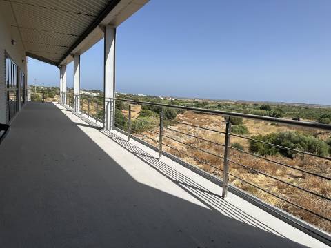 Armazém/Escritórios de grandes dimensões!
Excelente oportunidade para empresa de distribuição/logística ou ninho de
empresas!