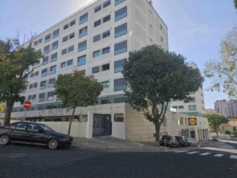 Apartamento T3 totalmente remodelado com Cozinha equipada e Logradouro, a 600 metros do Mercado de Benfica