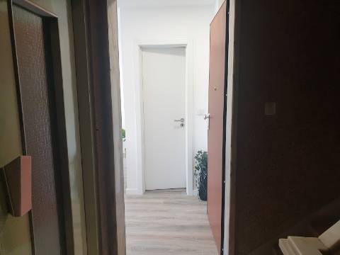 Apartamento T3 totalmente remodelado com Cozinha equipada e Logradouro, a 600 metros do Mercado de Benfica