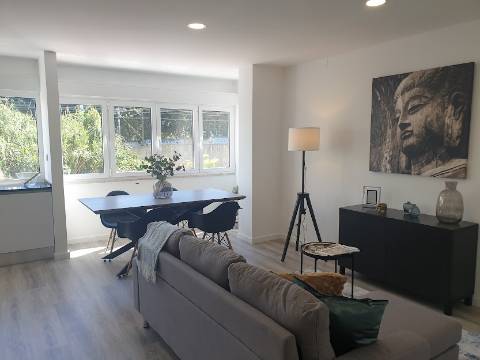Apartamento T3 totalmente remodelado com Cozinha equipada e Logradouro, a 600 metros do Mercado de Benfica