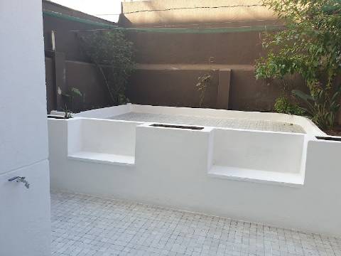 Apartamento T3 totalmente remodelado com Cozinha equipada e Logradouro, a 600 metros do Mercado de Benfica