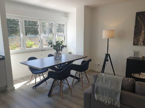 Apartamento T3 totalmente remodelado com Cozinha equipada e Logradouro, a 600 metros do Mercado de Benfica