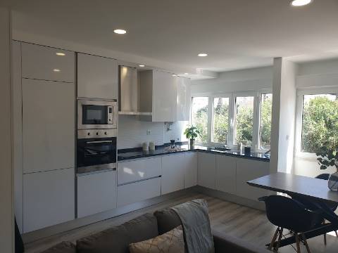 Apartamento T3 totalmente remodelado com Cozinha equipada e Logradouro, a 600 metros do Mercado de Benfica