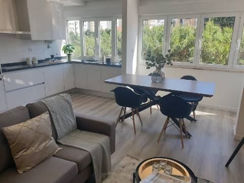 Apartamento T3 totalmente remodelado com Cozinha equipada e Logradouro, a 600 metros do Mercado de Benfica