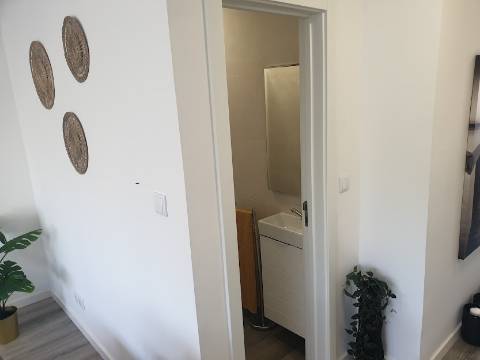 Apartamento T3 totalmente remodelado com Cozinha equipada e Logradouro, a 600 metros do Mercado de Benfica