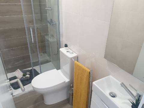 Apartamento T3 totalmente remodelado com Cozinha equipada e Logradouro, a 600 metros do Mercado de Benfica