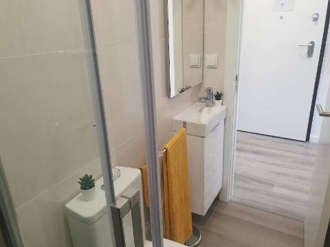 Apartamento T3 totalmente remodelado com Cozinha equipada e Logradouro, a 600 metros do Mercado de Benfica