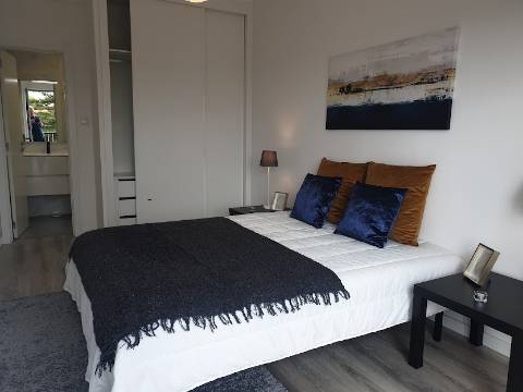 Apartamento T3 totalmente remodelado com Cozinha equipada e Logradouro, a 600 metros do Mercado de Benfica