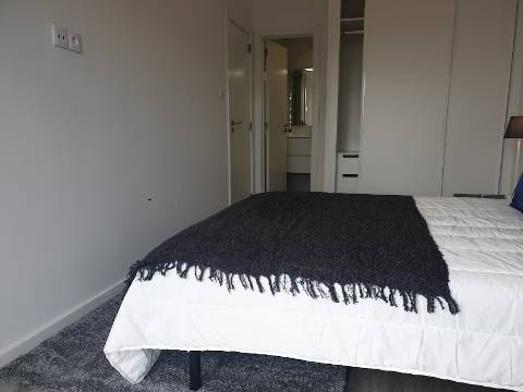 Apartamento T3 totalmente remodelado com Cozinha equipada e Logradouro, a 600 metros do Mercado de Benfica