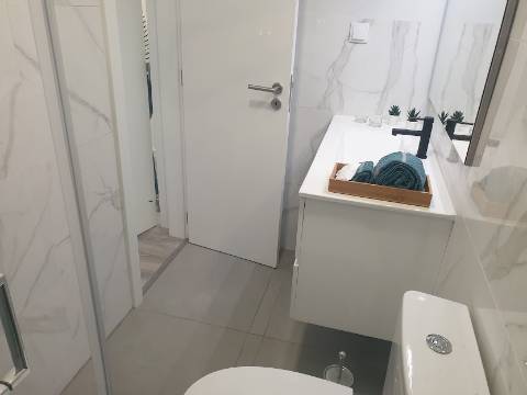 Apartamento T3 totalmente remodelado com Cozinha equipada e Logradouro, a 600 metros do Mercado de Benfica