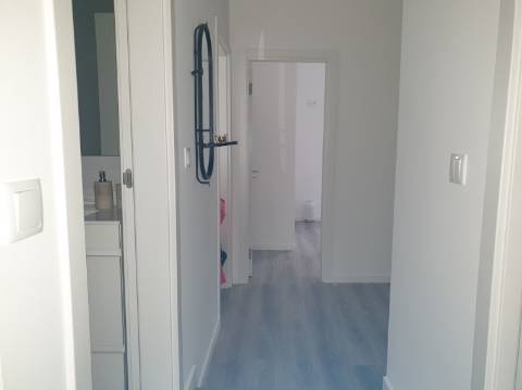 Apartamento T3 totalmente remodelado com Cozinha equipada e Logradouro, a 600 metros do Mercado de Benfica