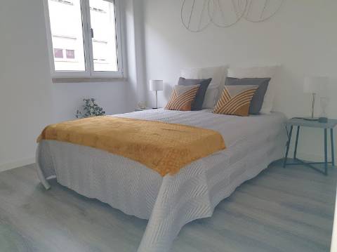 Apartamento T3 totalmente remodelado com Cozinha equipada e Logradouro, a 600 metros do Mercado de Benfica