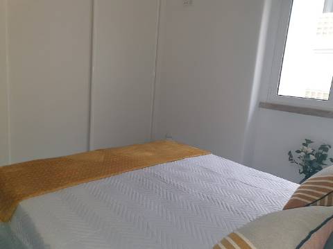 Apartamento T3 totalmente remodelado com Cozinha equipada e Logradouro, a 600 metros do Mercado de Benfica