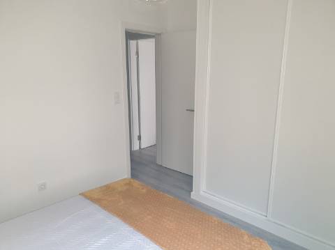 Apartamento T3 totalmente remodelado com Cozinha equipada e Logradouro, a 600 metros do Mercado de Benfica