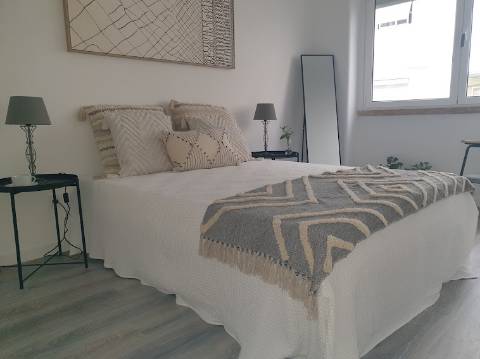 Apartamento T3 totalmente remodelado com Cozinha equipada e Logradouro, a 600 metros do Mercado de Benfica