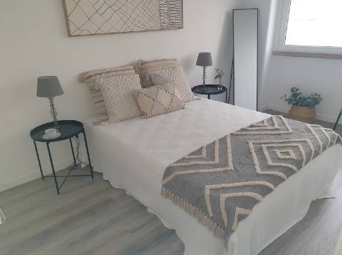 Apartamento T3 totalmente remodelado com Cozinha equipada e Logradouro, a 600 metros do Mercado de Benfica