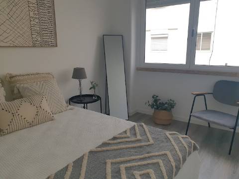 Apartamento T3 totalmente remodelado com Cozinha equipada e Logradouro, a 600 metros do Mercado de Benfica