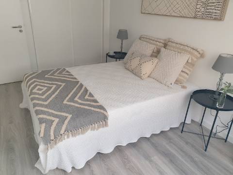 Apartamento T3 totalmente remodelado com Cozinha equipada e Logradouro, a 600 metros do Mercado de Benfica