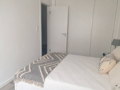 Apartamento T3 totalmente remodelado com Cozinha equipada e Logradouro, a 600 metros do Mercado de Benfica