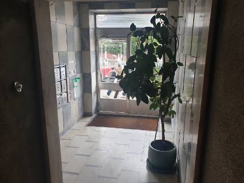 Apartamento T3 totalmente remodelado com Cozinha equipada e Logradouro, a 600 metros do Mercado de Benfica