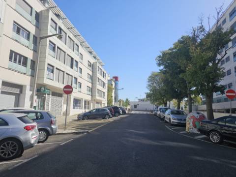 Apartamento T3 totalmente remodelado com Cozinha equipada e Logradouro, a 600 metros do Mercado de Benfica