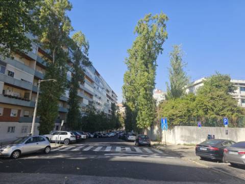 Apartamento T3 totalmente remodelado com Cozinha equipada e Logradouro, a 600 metros do Mercado de Benfica