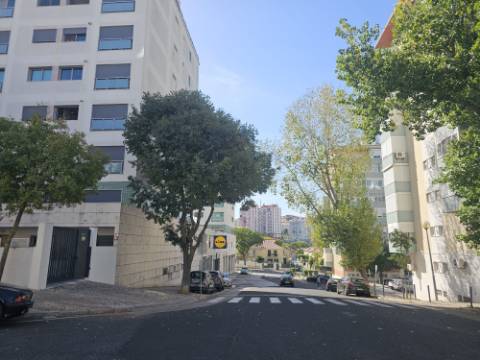 Apartamento T3 totalmente remodelado com Cozinha equipada e Logradouro, a 600 metros do Mercado de Benfica