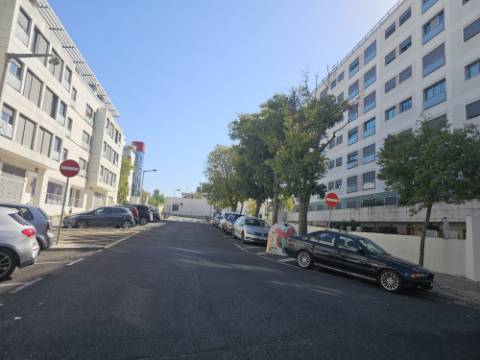 Apartamento T3 totalmente remodelado com Cozinha equipada e Logradouro, a 600 metros do Mercado de Benfica