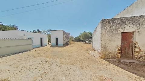 Moradia com terreno e varios anexos - 1000m2 - Moncarapacho e Fuzeta - Olhão