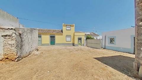 Moradia com terreno e varios anexos - 1000m2 - Moncarapacho e Fuzeta - Olhão