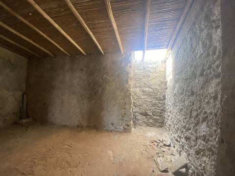 Moradia com terreno e varios anexos - 1000m2 - Moncarapacho e Fuzeta - Olhão