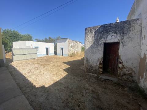 Moradia com terreno e varios anexos - 1000m2 - Moncarapacho e Fuzeta - Olhão