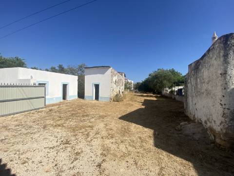 Moradia com terreno e varios anexos - 1000m2 - Moncarapacho e Fuzeta - Olhão