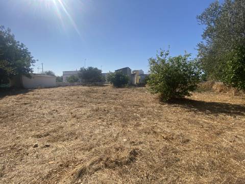Moradia com terreno e varios anexos - 1000m2 - Moncarapacho e Fuzeta - Olhão