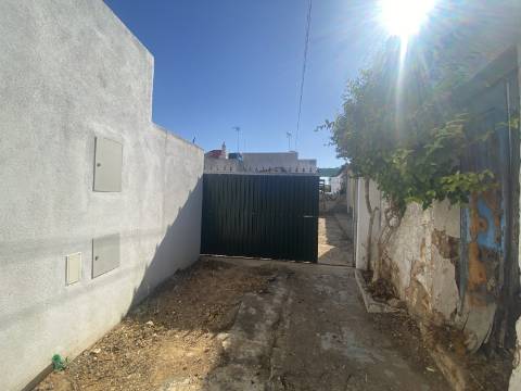 Moradia com terreno e varios anexos - 1000m2 - Moncarapacho e Fuzeta - Olhão