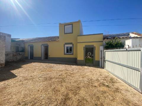 Moradia com terreno e varios anexos - 1000m2 - Moncarapacho e Fuzeta - Olhão