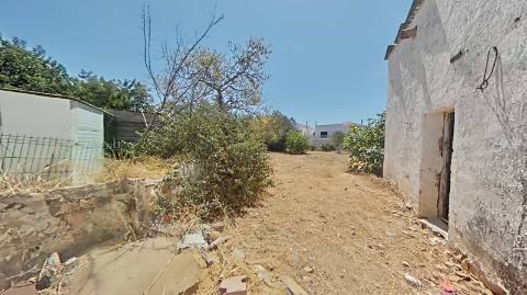Moradia com terreno e varios anexos - 1000m2 - Moncarapacho e Fuzeta - Olhão