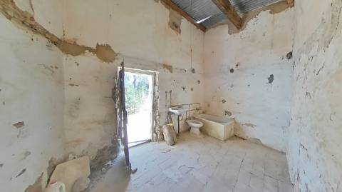 Moradia com terreno e varios anexos - 1000m2 - Moncarapacho e Fuzeta - Olhão