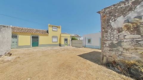 Moradia com terreno e varios anexos - 1000m2 - Moncarapacho e Fuzeta - Olhão