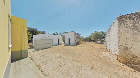 Moradia com terreno e varios anexos - 1000m2 - Moncarapacho e Fuzeta - Olhão