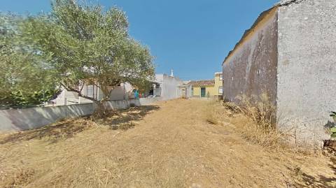Moradia com terreno e varios anexos - 1000m2 - Moncarapacho e Fuzeta - Olhão