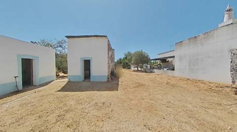 Moradia com terreno e varios anexos - 1000m2 - Moncarapacho e Fuzeta - Olhão