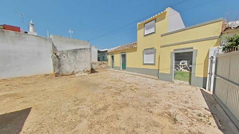 Moradia com terreno e varios anexos - 1000m2 - Moncarapacho e Fuzeta - Olhão