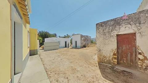 Moradia com terreno e varios anexos - 1000m2 - Moncarapacho e Fuzeta - Olhão