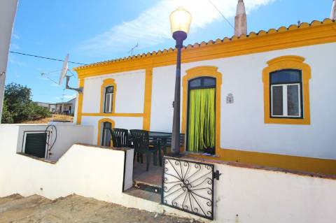 MORADIA DE TRÊS QUARTOS COM UM ANEXO - EM CASA BRANCA - CASTRO MARIM - ALGARVE