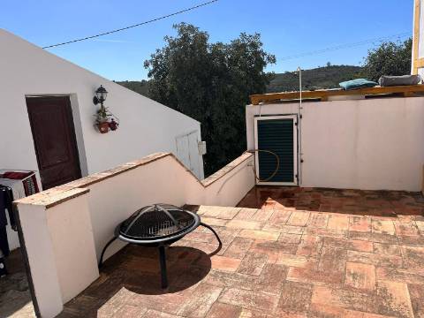 MORADIA DE TRÊS QUARTOS COM UM ANEXO - EM CASA BRANCA - CASTRO MARIM - ALGARVE